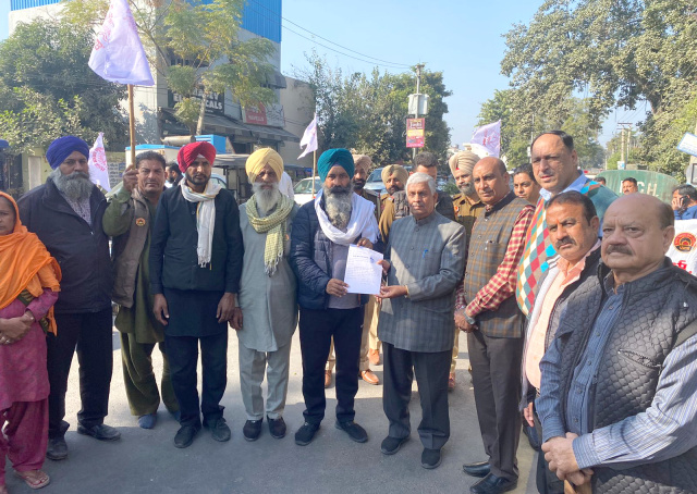 You are currently viewing ਕਿਸਾਨਾਂ ਮਜ਼ਦੂਰਾਂ ਨੇ ਸੰਘਰਸ਼ ਦੇ 10 ਵੇਂ ਦਿਨ ਭਾਜਪਾ ਆਗੂ ਤੀਕਸ਼ਨ ਸੂਦ ਨੂੰ ਦਿੱਤਾ ਮੰਗ ਪੱਤਰ