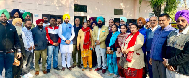 You are currently viewing ਵਿਧਾਇਕ ਜਸਵੀਰ ਰਾਜਾ ਗਿੱਲ ਨੇ ਗੜ੍ਹਦੀਵਾਲਾ ਦੇ ਡੀਪੂ ਹੋਲਡਰਾਂ ਨਾਲ ਕਿੱਤੀ ਬੈਠਕ