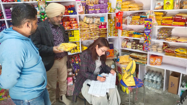 You are currently viewing ਕਿਸੇ ਵੀ ਕੀਮਤ ’ਤੇ ਬਰਦਾਸ਼ਤ ਨਹੀਂ ਕੀਤੀ ਜਾਵੇਗੀ ਮਿਲਾਵਟਖੋਰੀ : ਡਾ.ਲਖਵੀਰ ਸਿੰਘ