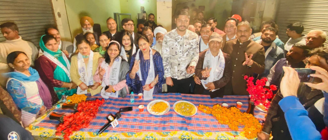 You are currently viewing पार्षद अनु अग्रवाल उनके पति अनीश अग्रवाल अपने समूह परिवार सहित कांग्रेस को अलविदा कह कर आप पार्टी में हुऐ शामिल