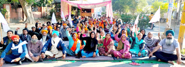 You are currently viewing ਕਿਸਾਨਾਂ ਤੇ ਮਜਦੂਰਾਂ ਦੇ ਧਰਨੇ ਦੇ 11 ਵੇਂ ਦਿਨ ਕੀਤਾ ਡੀ ਸੀ ਦਫਤਰ ਮੇਨ ਗੇਟ ਬੰਦ ਕਰਨ ਦਾ ਐਲਾਨ