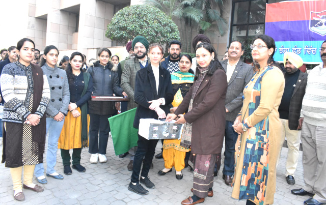 You are currently viewing ਹਥਿਆਰਬੰਦ ਸੈਨਾ ਦਾ ਹਮੇਸ਼ਾ ਕਰਜ਼ਦਾਰ ਰਹੇਗਾ ਪੂਰਾ ਦੇਸ਼ : ਕੋਮਲ ਮਿੱਤਲ