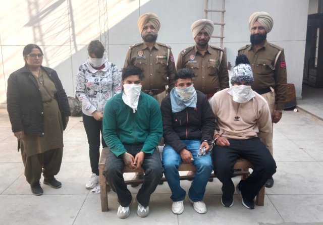Read more about the article ਪੁਲਿਸ ਵੱਲੋ ਚੋਰੀ ਸ਼ੁਦਾ ਕਾਰ ਤੇ 2 ਲੱਖ ਰੁਪਏ ਭਾਰਤੀ ਕਰੰਸੀ ਸਮੇਤ 3 ਵਿਅਕਤੀ ਤੇ ਇੱਕ ਔਰਤ ਗ੍ਰਿਫਤਾਰ