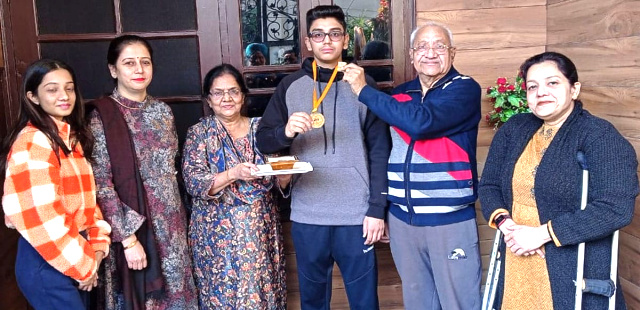 You are currently viewing ਅੰਡਰ-14 ਫਰੀ ਸਟਾਇਲ ਮੁਕਾਬਲੇ ‘ਚ ਗੋਲਡ ਮੈਡਲ ਜਿੱਤ ਕੇ ਪਰਤੇ ਪਹਿਲਵਾਨ ਤੇਜਸ ਦਾ ਪਰਿਵਾਰ ਨੇ ਕੀਤਾ ਸਵਾਗਤ