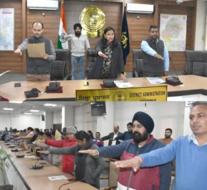 Read more about the article ਡਿਪਟੀ ਕਮਿਸ਼ਨਰ ਨੇ ਅਧਿਕਾਰੀਆਂ ਤੇ ਕਰਮਚਾਰੀਆਂ ਨੂੰ ਸੜਕ ਸੁਰੱਖਿਆ ਅਤੇ ਟੇੈਫਿਕ ਨਿਯਮਾਂ ਦੀ ਪਾਲਣਾ ਕਰਨ ਸਬੰਧੀ ਚੁਕਾਈ ਸਹੁੰ