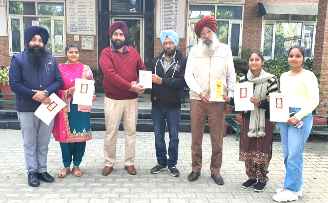 You are currently viewing ਪੰਜਾਬੀ ਵਿਕਾਸ ਮੰਚ ਹਰਿਆਣਾ ਵੱਲੋਂ ਖ਼ਾਲਸਾ ਕਾਲਜ ਗੜ੍ਹਦੀਵਾਲਾ ਦੇ ਸੰਗੀਤ ਵਿਭਾਗ ਦੇ ਮੁੱਖੀ ਅਤੇ ਵਿਦਿਆਰਥੀਆਂ ਦਾ ਸਨਮਾਨ