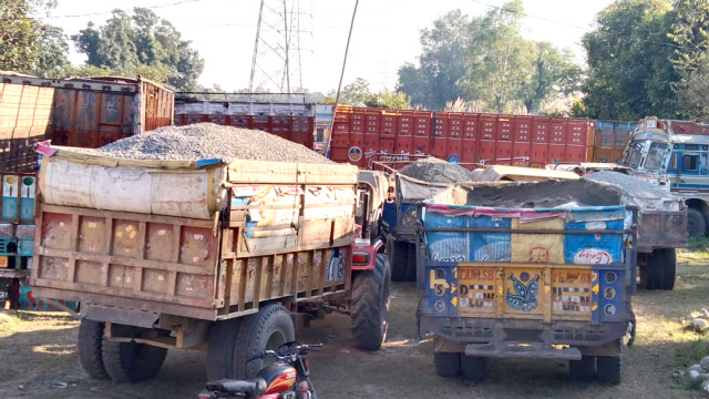 You are currently viewing 5 ट्रॉलीयों 2 टिप्पर को माइनिंग विभाग द्वारा किया गया जुर्माना