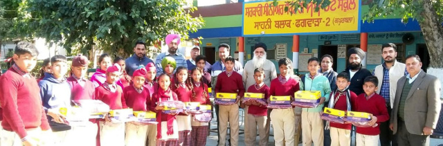 You are currently viewing ਲੋੜਵੰਦ ਸਕੂਲੀ ਵਿਦਿਆਰਥੀਆਂ ਨੂੰ ਬੂਟ ਤੇ ਜਰਸੀਆਂ ਦੀ ਕੀਤੀ ਵੰਡ