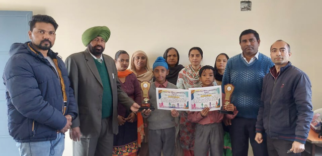 Read more about the article ਰਾਜ ਪੱਧਰੀ ਫੁਟਬਾਲ ਮੁਕਾਬਲੇ ‘ਚ ਜਿਲ੍ਹਾ ਕਪੂਰਥਲਾ ਦੀ ਨੁਮਾਇੰਦਗੀ ਕਰਨ ਵਾਲੇ ਦੋ ਸਕੂਲੀ ਖਿਡਾਰੀਆਂ ਦਾ ਕੀਤਾ ਸਨਮਾਨ