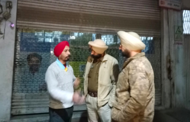 You are currently viewing कार सवार पैट्रल पम्प पर तेल डलवाने पहुंचे, पम्प करिंदा से हुई कहा सुनी,चलाई गोली,पम्प करिंदा बाल-बाल बचा 