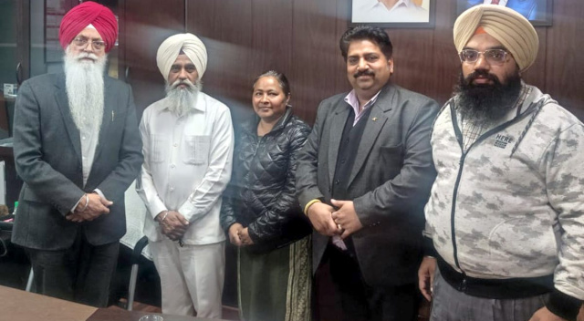 You are currently viewing ‘ਆਪ’ ਆਗੂਆਂ ਦਾ ਵਫ਼ਦ ਸਥਾਨਕ ਸਰਕਾਰਾਂ ਮੰਤਰੀ ਇੰਦਰਬੀਰ ਸਿੰਘ ਨਿੱਝਰ ਨੂੰ ਮਿਲਿਆ