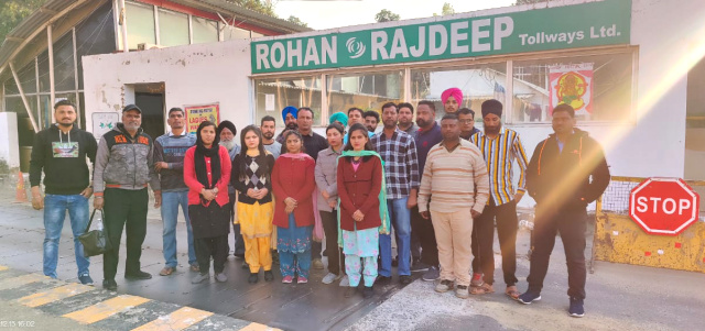 You are currently viewing ਮਾਨਗੜ੍ਹ ਟੋਲਪਲਾਜਾ ਦੇ ਸਮੂਹ ਕਰਮਚਾਰੀਆਂ ਨੇ ਪੰਜਾਬ ਸਰਕਾਰ ਤੇ ਪ੍ਰਸ਼ਾਸਨ ਨੂੰ ਆਪਣੇ ਰੋਜ਼ਗਾਰ ਨੂੰ ਖੁਸਣ ਤੋਂ ਬਚਾਉਣ ਦੀ ਲਗਾਈ ਗੁਹਾਰ