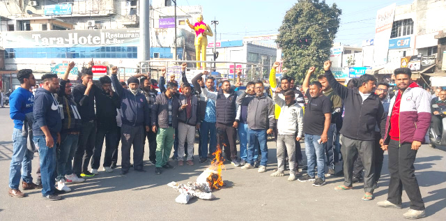 You are currently viewing ਜਲੰਧਰ ‘ਚ ਲੋਕਾਂ ਦੇ ਘਰ ਤੋੜ ਕੇ ਬੇਘਰ ਕਰਨ ਖਿਲਾਫ ਬੇਗਮਪੁਰਾ ਟਾਇਗਰ ਫੋਰਸ ਨੇ ਪੰਜਾਬ ਤੇ ਕੇਂਦਰ ਸਰਕਾਰ ਦਾ ਫੂਕਿਆ ਪੁਤਲਾ