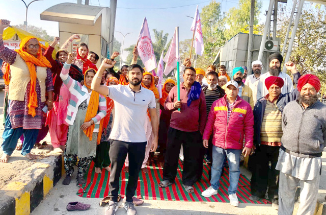 You are currently viewing ਕਿਸਾਨ ਮਜ਼ਦੂਰ ਸੰਘਰਸ਼ ਕਮੇਟੀ ਪੰਜਾਬ ਵਲੋਂ ਮਾਨਗੜ੍ਹ ਟੋਲਪਲਾਜਾ ਤੇ ਦੂਜੇ ਦਿਨ ਵੀ ਧਰਨਾ ਜਾਰੀ ਰਿਹਾ,