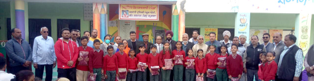 You are currently viewing ਸਵ.ਅਸ਼ਵਿੰਦਰ ਕੌਰ ਯਾਦਗਾਰੀ ਟਰੱਸਟ ਨੇ ਸਕੂਲੀ ਵਿਦਿਆਰਥੀਆਂ ਨੂੰ ਵੰਡੀਆਂ ਗਰਮ ਜਰਸੀਆਂ