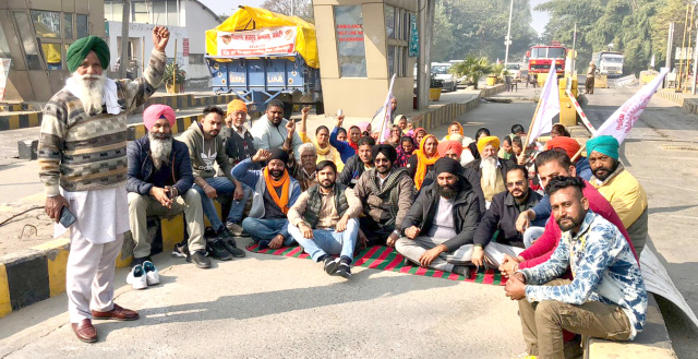 You are currently viewing ਤੀਜੇ ਦਿਨ ਮਾਨਗੜ੍ਹ ਟੋਲਪਲਾਜਾ ਤੇ ਕਿਸਾਨ ਮਜਦੂਰ ਸੰਘਰਸ਼ ਕਮੇਟੀ ਪੰਜਾਬ ਜਿਲ੍ਹਾ ਹੁਸ਼ਿਆਰਪੁਰ ਵਲੋਂ ਕੇਂਦਰ ਸਰਕਾਰ ਅਤੇ ਪੰਜਾਬ ਸਰਕਾਰ ਖਿਲਾਫ ਪਿੱਟ ਸਿਆਪਾ