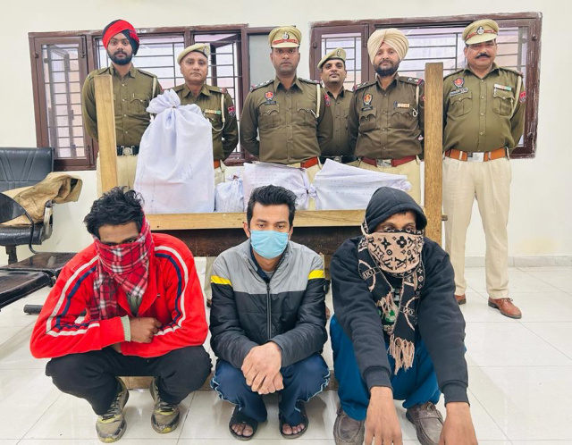 You are currently viewing पुलिस ने जाली नोटों के रैकेट का किया भंडाफोड़,नकली भारतीय मुद्रा रखने के आरोप में 3 आरोपियों को किया गिरफ्तार