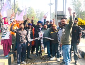 Read more about the article ਚੌਥੇ ਦਿਨ ਮਾਨਗੜ੍ਹ ਟੋਲਪਲਾਜਾ ਤੇ ਕਿਸਾਨਾਂ ਤੇ ਮਜਦੂਰਾਂ ਨੇ ਮੁੱਖ ਮੰਤਰੀ ਪੰਜਾਬ ਭਗਵੰਤ ਮਾਨ ਦਾ ਫੁਕਿਆ ਪੁਤਲਾ