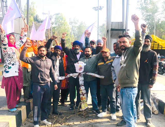 Read more about the article ਚੌਥੇ ਦਿਨ ਮਾਨਗੜ੍ਹ ਟੋਲਪਲਾਜਾ ਤੇ ਕਿਸਾਨਾਂ ਤੇ ਮਜਦੂਰਾਂ ਨੇ ਮੁੱਖ ਮੰਤਰੀ ਪੰਜਾਬ ਭਗਵੰਤ ਮਾਨ ਦਾ ਫੁਕਿਆ ਪੁਤਲਾ