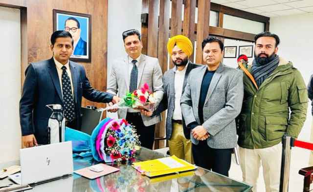 You are currently viewing लोक रक्षक सेना फाउंडेशन के प्रतिनिधि मंडल द्वारा जिलाधीश डा हिमांशु अग्रवाल से मिलकर उन्हें गौ रक्षा के संबंध में सौंपा मांग पत्र