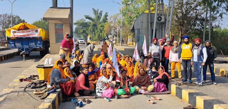 You are currently viewing ਮਾਨਗੜ੍ਹ ਟੋਲਪਲਾਜਾ : ਧਰਨੇ ਦੇ 6 ਵੇਂ ਦਿਨ ਕਿਸਾਨਾਂ,ਮਜਦੂਰਾਂ ਨੇ ਕੇਂਦਰ ਸਰਕਾਰ ਤੇ ਪੰਜਾਬ ਸਰਕਾਰ ਖਿਲਾਫ ਜੰਮਕੇ ਕੀਤੀ ਨਾਅਰੇਬਾਜ਼ੀ