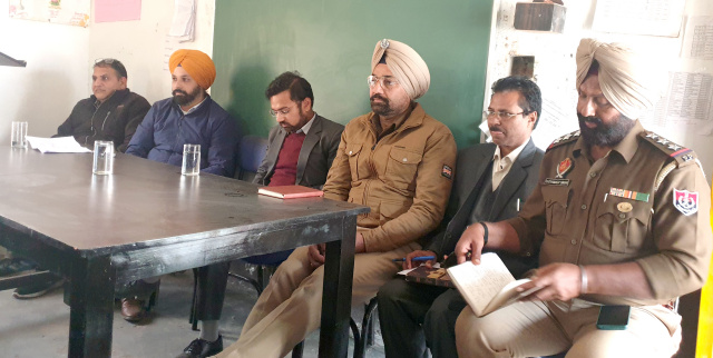 You are currently viewing SDM ਦਸੂਹਾ ਓਜਸਵੀ ਨੇ ਪਿੰਡ ਮਸਤੀਵਾਲ ਵਿਖੇ ਲੱਗਣ ਜਾ ਰਹੇ ਲੋਕ ਸ਼ਿਕਾਇਤ ਨਿਵਾਰ ਕੈਂਪ ਵਾਲੀ ਜਗ੍ਹਾ ਦਾ ਲਿਆ ਜਾਇਜ਼ਾ 