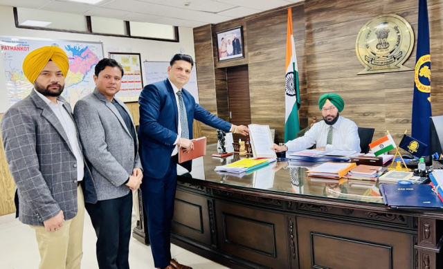 Read more about the article लोक रक्षक सेना फाउंडेशन के प्रतिनिधि मंडल की ओर से जिलाधीश श्री हरबीर सिंह को मिलकर गौ रक्षा के संबंध में सौंपा मांग पत्र