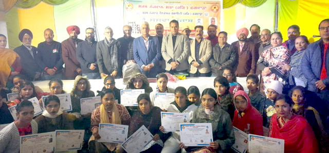 You are currently viewing सर्व नौजवान सभा ने वोकेशनल कोर्स पूरा करने वाली महिलाओं को बांटे प्रमाण पत्र