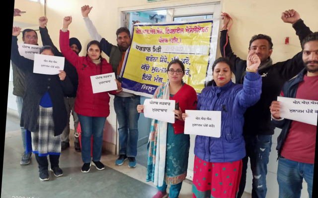 You are currently viewing ਐੱਨ ਐਚ ਐਮ ਕਾਮਿਆਂ ਨੇ ਕਾਲੇ ਬਿੱਲੇ ਲਾ ਕੇ ਕੀਤਾ ਸਰਕਾਰ ਦਾ ਵਿਰੋਧ