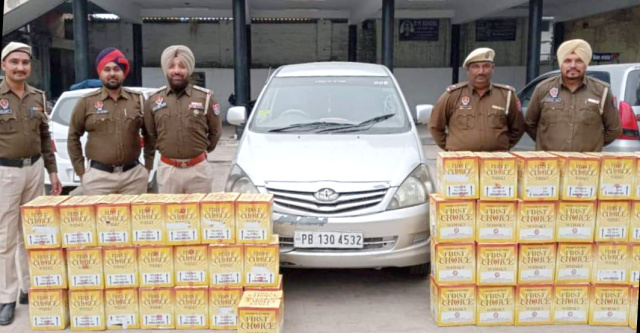 You are currently viewing 552 ਬੋਤਲਾਂ ਨਜਾਇਜ ਸ਼ਰਾਬ ਸਮੇਤ ਇਨੋਵਾ ਕਾਰ ਨੂੰ ਪੁਲਿਸ ਨੇ ਕੀਤਾ ਕਾਬੂ,ਦੋਸ਼ੀ ਮੌਕੇ ਤੋਂ ਫਰਾਰ