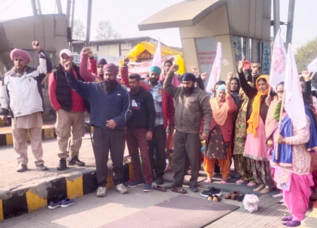 You are currently viewing 9 ਵੇਂ ਦਿਨ ਮਾਨਗੜ੍ਹ ਟੋਲਪਲਾਜਾ ਤੇ ਕਿਸਾਨਾਂ ਅਤੇ ਮਜਦੂਰਾਂ ਨੇ ਕੇਂਦਰ ਅਤੇ ਪੰਜਾਬ ਸਰਕਾਰ ਖਿਲਾਫ ਜੰਮਕੇ ਕੀਤਾ ਪਿੱਟ ਸਿਆਪਾ