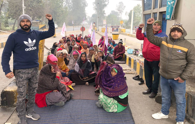 You are currently viewing ਕੜਾਕੇ ਦੀ ਠੰਢ ‘ਚ ਵੀ ਟੋਲ ਪਲਾਜਾ ਮਾਨਗੜ੍ਹ ਵਿਖੇ ਕਿਸਾਨ ਮਜਦੂਰ ਸੰਘਰਸ਼ ਕਮੇਟੀ ਪੰਜਾਬ ਜਿਲ੍ਹਾ ਹੁਸਿਆਰਪੁਰ ਵਲੋਂ 11 ਵੇਂ ਦਿਨ ਵੀ ਧਰਨਾ ਜਾਰੀ