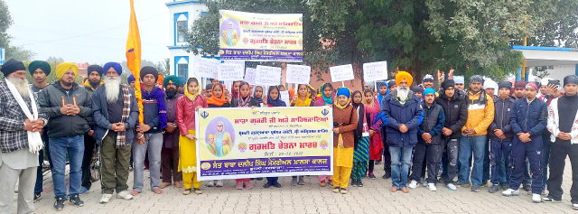 You are currently viewing ਖ਼ਾਲਸਾ ਕਾਲਜ ਡੁਮੇਲੀ ਵਲੋਂ ਮਾਤਾ ਗੁਜਰ ਕੌਰ ਅਤੇ ਸਾਹਿਬਜ਼ਾਦਿਆਂ ਦੀ ਸ਼ਹੀਦੀ ਨੂੰ ਸਮਰਪਿਤ ਗੁਰਮਿਤ ਚੇਤਨਾ ਮਾਰਚ ਕੱਢਿਆ