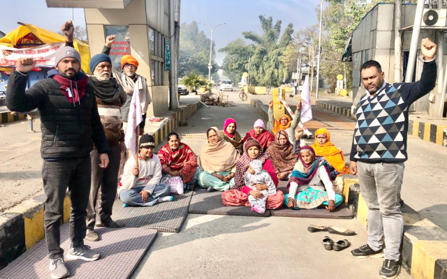 Read more about the article 15 ਵੇਂ ਦਿਨ ਮਾਨਗੜ੍ਹ ਟੋਲਪਲਾਜਾ ਵਿਖੇ ਕਿਸਾਨਾਂ ਅਤੇ ਮਜਦੂਰਾਂ ਨੇ ਕੇਂਦਰ ਤੇ ਪੰਜਾਬ ਸਰਕਾਰ ਖਿਲਾਫ ਜੰਮਕੇ ਕੀਤੀ ਨਾਅਰੇਬਾਜ਼ੀ