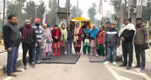 You are currently viewing 16 ਵੇਂ ਦਿਨ ਮਾਨਗੜ੍ਹ ਟੋਲਪਲਾਜਾ ਵਿਖੇ ਕਿਸਾਨਾਂ ਤੇ ਮਜਦੂਰਾਂ ਵਲੋਂ ਧਰਨਾ ਪ੍ਰਦਰਸ਼ਨ ਜਾਰੀ