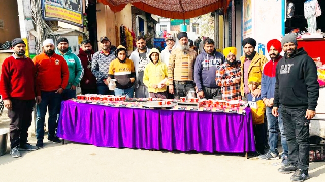 You are currently viewing ਚਾਰ ਸ਼ਾਹਿਬਜਾਦੇ ਅਤੇ ਮਾਤਾ ਗੁਜਰ ਕੌਰ ਜੀ ਦੀ ਸ਼ਹਾਦਤ ਨੂੰ ਯਾਦ ਕਰਦੇ ਹੋਏ ਕੇਸਰ ਦੁੱਧ ਦਾ ਲੰਗਰ ਲਗਾਇਆ