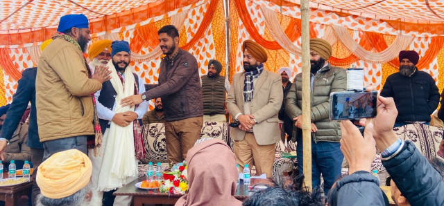 Read more about the article ਪਿੰਡ ਨੌਸ਼ਹਿਰਾ ਮੱਝਾ ਸਿੰਘ ਦਾ ਮੋਜੂਦਾ ਕਾਂਗਰਸੀ ਸਰਪੰਚ ਸਮੁੱਚੀ ਪੰਚਾਇਤ ਸਮੇਤ ਕਾਂਗਰਸ ਪਾਰਟੀ ਨੂੰ ਅਲਵਿਦਾ ਕਹਿ ਕੇ ਆਪ ਪਾਰਟੀ ਵਿਚ ਸ਼ਾਮਲ