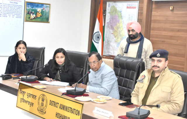 You are currently viewing ਕੇਂਦਰੀ ਯੋਜਨਾਵਾਂ ਦੇ ਕੰਮਾਂ ਨੂੰ ਗੰਭੀਰਤਾ ਨਾਲ ਨਿਸ਼ਚਿਤ ਸਮੇਂ ’ਚ ਕੀਤਾ ਜਾਵੇ ਮੁਕੰਮਲ : ਸੋਮ ਪ੍ਰਕਾਸ਼