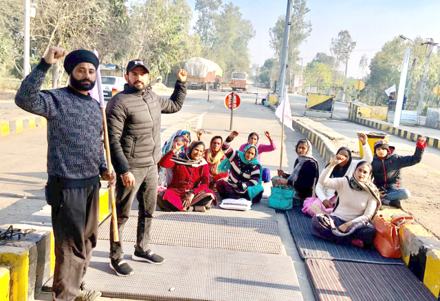 Read more about the article 20 ਵੇਂ ਦਿਨ ਟੋਲਪਲਾਜਾ ਮਾਨਗੜ੍ਹ ਵਿਖੇ ਕਿਸਾਨ ਅਤੇ ਮਜ਼ਦੂਰਾਂ ਵਲੋਂ ਸਰਕਾਰ ਖਿਲਾਫ ਧਰਨਾ ਪ੍ਰਦਰਸ਼ਨ ਜਾਰੀ