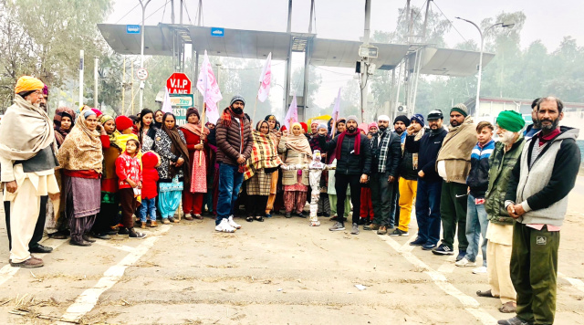Read more about the article ਟੋਲਪਲਾਜਾ ਮਾਨਗੜ੍ਹ ਵਿਖੇ ਕਿਸਾਨਾਂ ਤੇ ਮਜਦੂਰਾਂ ਵਲੋਂ ਧਰਨਾ ਪ੍ਰਦਰਸ਼ਨ ਜਾਰੀ