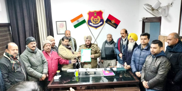 Read more about the article *ਸਵਦੇਸ਼ੀ ਜਾਗਰਣ ਮੰਚ ਅਤੇ ਹੋਰ ਜਥੇਬੰਦੀਆਂ ਵੱਲੋਂ ਚਾਈਨਾ ਡੋਰ ਖਿਲਾਫ ਐਸ.ਪੀ ਬਟਾਲਾ ਨੂੰ ਮੰਗ ਪੱਤਰ*