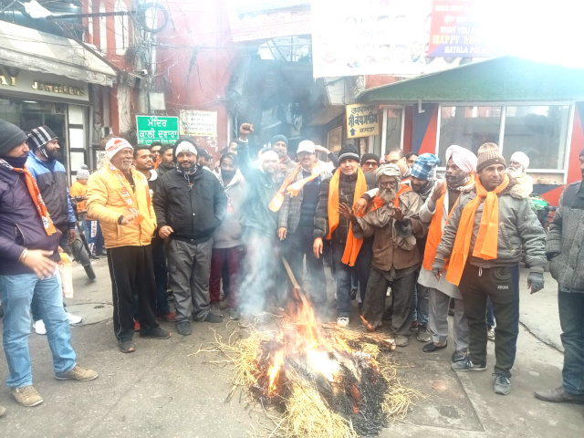 You are currently viewing ਸ਼ਿਵ ਸੈਨਾ ਬਾਲ ਠਾਕਰੇ ਵੱਲੋਂ ਨਹਿਰੂ ਗੇਟ ਦੇ ਬਾਹਰ ਅਤੰਕਵਾਦ ਦਾ ਫੂਕਿਆ ਪੁਤਲਾ