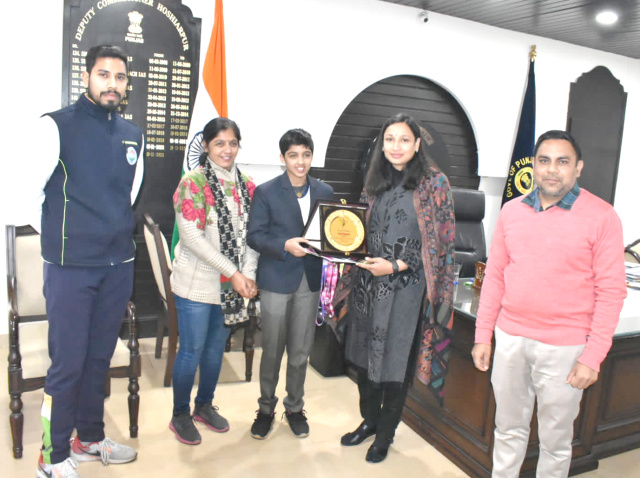 Read more about the article ਬੈਡਮਿੰਟਨ ਤੇ ਕਿੱਕ ਬਾਕਸਿੰਗ ’ਚ ਸੂਬੇ ਦਾ ਨਾਮ ਰੌਸ਼ਨ ਕਰਨ ਵਾਲੇ ਖਿਡਾਰੀਆਂ ਨੂੰ ਡਿਪਟੀ ਕਮਿਸ਼ਨਰ ਨੇ ਕੀਤਾ ਸਨਮਾਨਿਤ