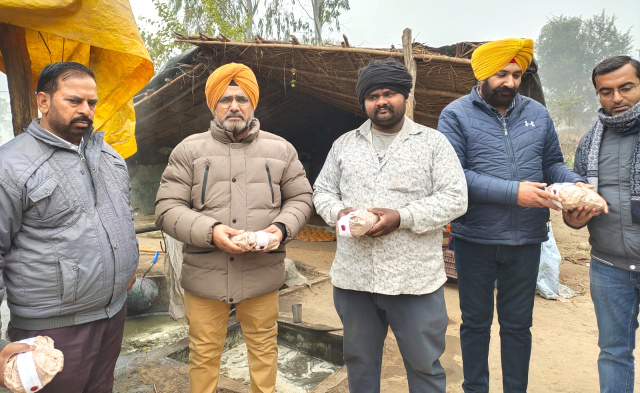Read more about the article ਜ਼ਿਲ੍ਹਾ ਸਿਹਤ ਅਫ਼ਸਰ ਨੇ 5 ਥਾਵਾਂ ਤੋਂ ਗੁੜ ਤੇ ਸ਼ੱਕਰ ਸਮੇਤ ਵੱਖ-ਵੱਖ ਵਸਤਾਂ ਦੇ ਲਏ 9 ਸੈਂਪਲ