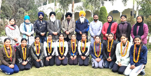 Read more about the article ਖ਼ਾਲਸਾ ਕਾਲਜ ਡੁਮੇਲੀ ਦੀਆਂ ਖੋ-ਖੋ ਦੀਆਂ ਖਿਡਾਰਨਾਂ ਨੂੰ ਡਾ. ਧਰਮਜੀਤ ਸਿੰਘ ਵਾਇਸ ਚਾਂਸਲਰ ਨੇ ਕੀਤਾ ਸਨਮਾਨਿਤ