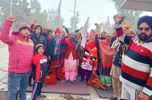 You are currently viewing ਟੋਲਪਲਾਜਾ ਮਾਨਗੜ੍ਹ ਵਿਖੇ ਕਿਸਾਨਾਂ ਤੇ ਮਜਦੂਰਾਂ ਵਲੋਂ ਧਰਨਾ ਪ੍ਰਦਰਸ਼ਨ ਜਾਰੀ