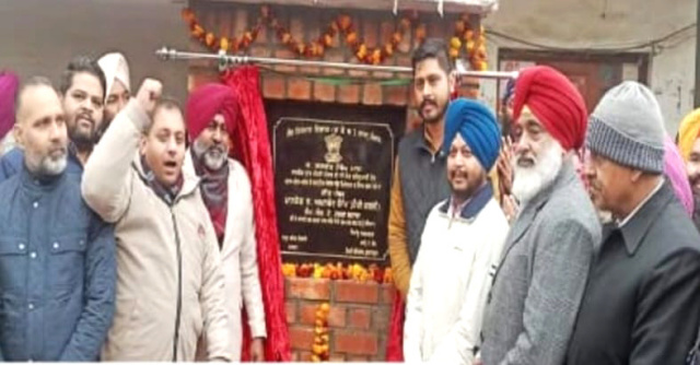 You are currently viewing ਵਿਧਾਇਕ ਸ਼ੈਰੀ ਕਲਸੀ ਵਲੋਂ ਬਟਾਲਾ-ਮਹਿਤਾ-ਜਲੰਧਰ ਸੜਕ ਦੇ ਨਿਰਮਾਣ ਕਾਰਜ ਲਈ ਰੱਖਿਆ ਨੀਂਹ ਪੱਥਰ