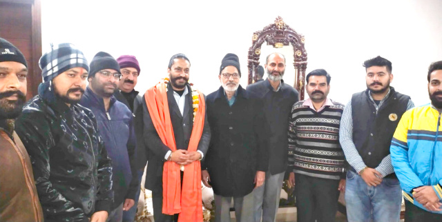 You are currently viewing श्री ब्राह्मण सभा ने नवनियुक्त भाजपा जिलाध्यक्ष हीरा वालिया का किया सम्मान