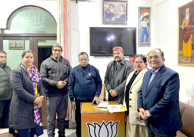 Read more about the article केंद्रीय राज्यमंत्री सोम प्रकाश से क्षेत्र की समस्याओं के समाधान के लिए किया विचार विमर्श