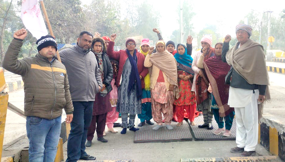 You are currently viewing 28 ਵੇਂ ਦਿਨ ਵੀ ਟੋਲਪਲਾਜਾ ਮਾਨਗੜ੍ਹ ਵਿਖੇ ਕਿਸਾਨਾਂ ਤੇ ਮਜਦੂਰਾਂ ਵਲੋਂ ਧਰਨਾ ਪ੍ਰਦਰਸ਼ਨ ਜਾਰੀ